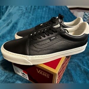 Vans, men’s sz 10.5, old school lux, Black Leather NWT/box